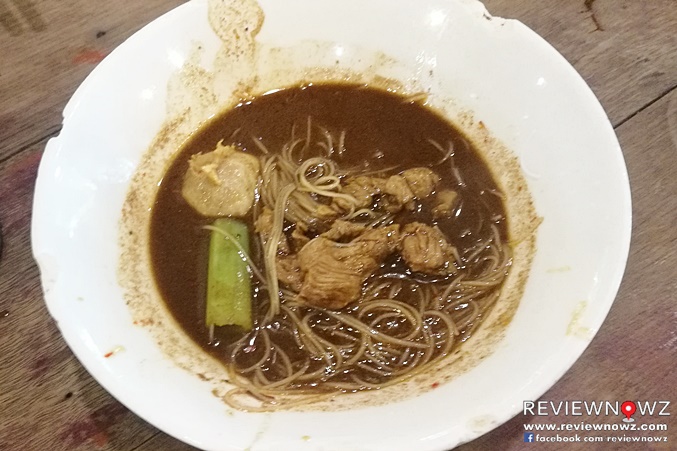 ก๋วยเตี๋ยวเรือ เส้นหมี่น้ำตกลูกชิ้นเนื้อสด