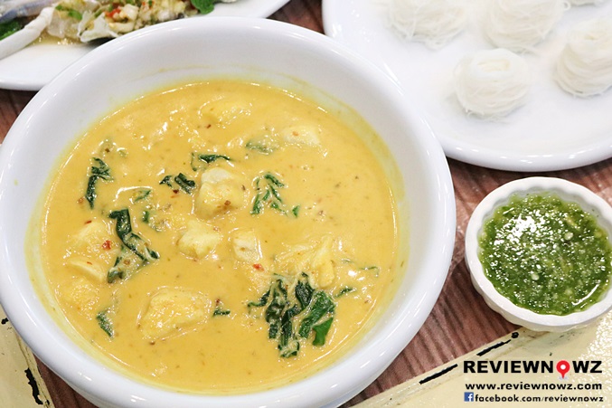 Crab meat soup with wild betel leafs