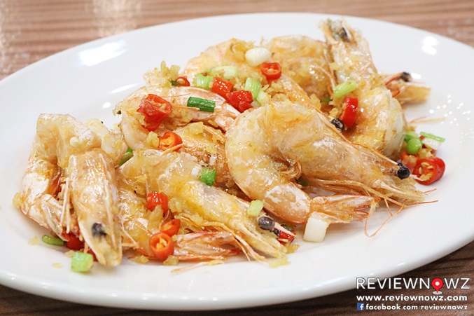 Salt and chili s,r-fried banana shrimps