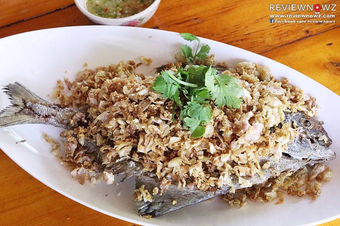 ปลาจาระเม็ดทอดกระเทียม