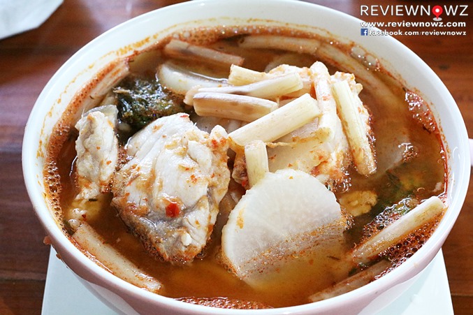 แกงส้มไหลบัวเนื้อปลาชะอมไข่