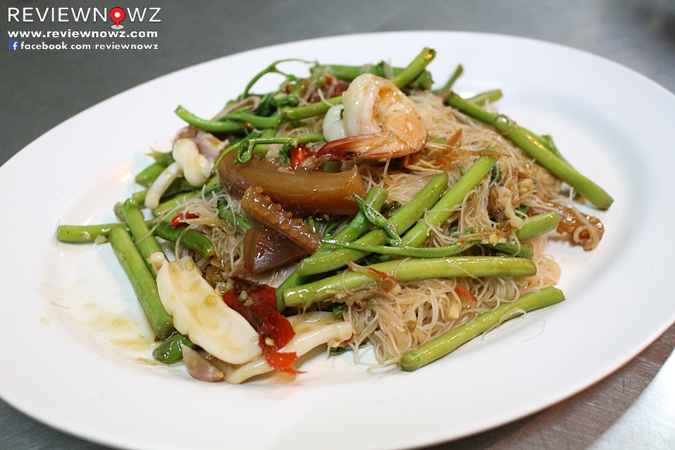 เส้นหมี่ผัดผักกระเฉด