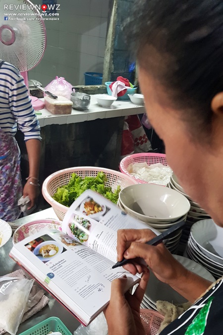 Guay Tiew Kua Gai Suanmali Sign