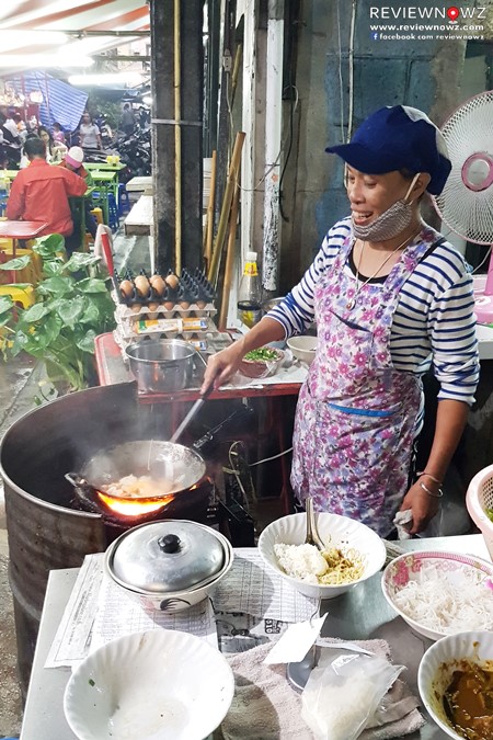 ก๋วยเตี๋ยวคั่วไก่สวนมะลิ