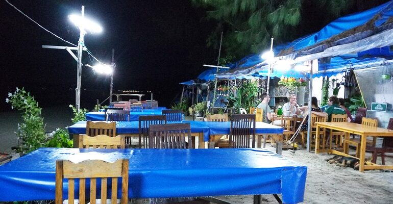 นั่งชายหาดกินดื่มชมวิวทะเลในราคาน่าคบที่ร้าน น้องคิม ซีฟู๊ด หัวหิน