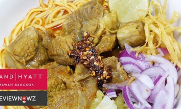 ความอร่อยที่แตกต่างกับหลากหลายเมนูข้าวซอยที่ YOU & MEE, Grand Hyatt Erawan Bangkok