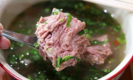 นั่งทานก๋วยเตี๋ยวต้มยำตำลึงในบรรยากาศย้อนยุคที่บางกอกน้อย