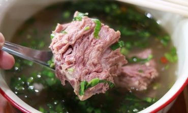 นั่งทานก๋วยเตี๋ยวต้มยำตำลึงในบรรยากาศย้อนยุคที่บางกอกน้อย