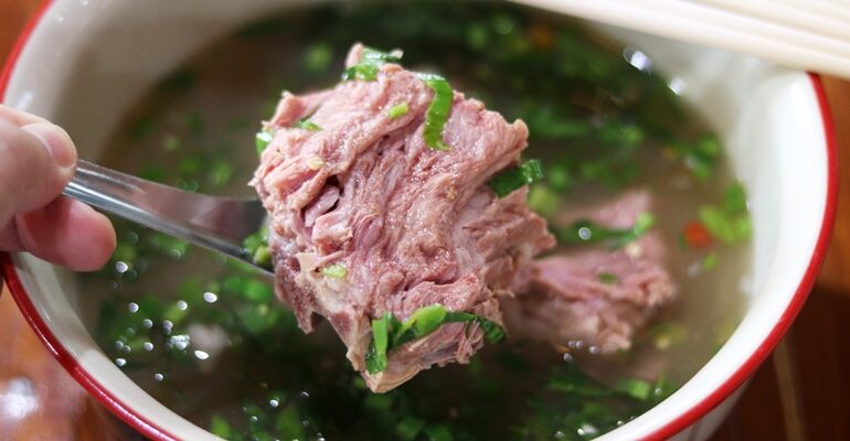 นั่งทานก๋วยเตี๋ยวต้มยำตำลึงในบรรยากาศย้อนยุคที่บางกอกน้อย