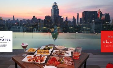บาร์ดาดฟ้าที่มอบการพักผ่อนแบบสบายๆเป็นกันเองที่ Red Square Rooftop Bar, Novotel Bangkok Sukhumvit 4
