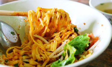 อร่อยกับบะหมี่เส้นแบนกับร้านอายุกว่า 70 ปีที่ร้านก๋วยเตี๋ยว ศรีไทย จังหวัดสุราษฎร์ธานี