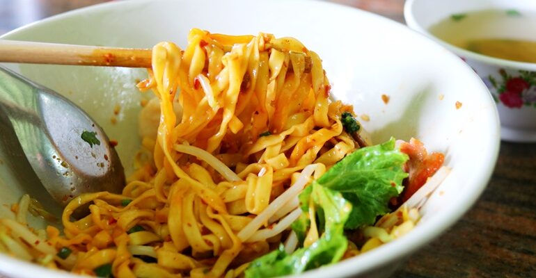 อร่อยกับบะหมี่เส้นแบนกับร้านอายุกว่า 70 ปีที่ร้านก๋วยเตี๋ยว ศรีไทย จังหวัดสุราษฎร์ธานี