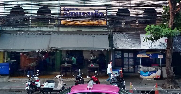 จิบเบียร์กินส้มตำ เนื้อย่าง น้ำตก ต้มแซ่บ กับร้านอีสานร้านแรกในซอยรางน้ำที่ร้าน อีสานรสเด็ด