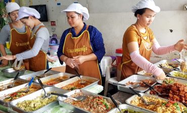 ข้าวแกงย่านสะพานซังฮี้มีเมนูหลากหลายคนเยอะคึกคักที่ร้านข้าวแกงคุณหญิง บางพลัด