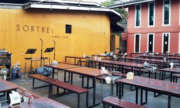 นั่งวาดดินสอสี เดินไปตักถั่วทอดเฟรนช์ฟรายฟรี ฟังเพลงแกล้มเบียร์ที่ Sortrel Sathorn