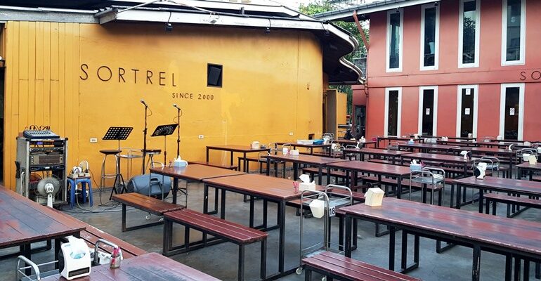 นั่งวาดดินสอสี เดินไปตักถั่วทอดเฟรนช์ฟรายฟรี ฟังเพลงแกล้มเบียร์ที่ Sortrel Sathorn