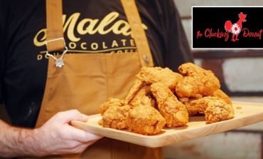 แซนวิชไก่ทอดที่อร่อยที่สุดในเมืองไทยและโดนัททำใหม่ๆตามสั่งโดยเชฟระดับปรุงอาหารในงาน THE GRAMMYS และ Oscars ของอเมริกาที่ The Clucking Donut เพชรบุรีตัดใหม่