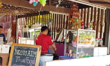 ร้านอาหารไทยตามสั่งท้องถิ่นราคาไม่แพงในย่านท่องเที่ยวที่ ครัวน้องอิ่ม หัวหิน