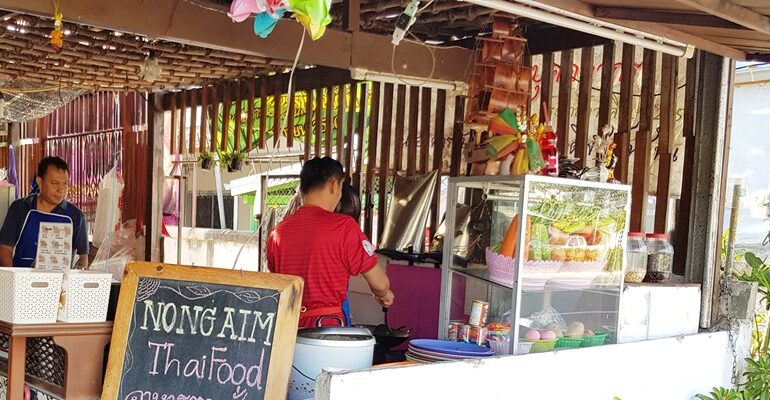 ร้านอาหารไทยตามสั่งท้องถิ่นราคาไม่แพงในย่านท่องเที่ยวที่ ครัวน้องอิ่ม หัวหิน