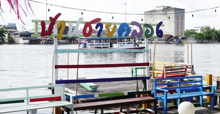 นั่งชิวกินดื่มริมแม่น้ำ ชมวิถีชาวบ้านลุ่มน้ำปากพนังที่ร้าน บ้านชายคลอง นครศรีธรรมราช