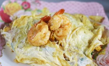 Street Food นั่งริมฟุตบาทที่เยาวราชทานผัดไทยห่อไข่ในซอยเท็กซัส