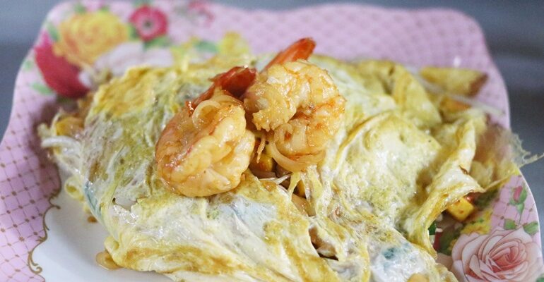 Street Food นั่งริมฟุตบาทที่เยาวราชทานผัดไทยห่อไข่ในซอยเท็กซัส