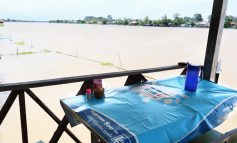 แวะทานอาหารตามสั่งสไตล์ชาวบ้านท้องถิ่นในบรรยากาศริมแม่น้ำเจ้าพระยาที่เงียบสงบและสวยงามของจังหวัดชัยนาท