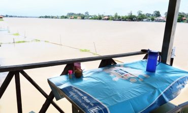 แวะทานอาหารตามสั่งสไตล์ชาวบ้านท้องถิ่นในบรรยากาศริมแม่น้ำเจ้าพระยาที่เงียบสงบและสวยงามของจังหวัดชัยนาท