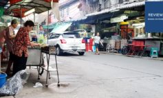 หมูสะเต๊ะ สวนพลู Street food รถเข็นหมูสะเต๊ะไม้ละ 4 บาทที่ซอยสวนพลู 8