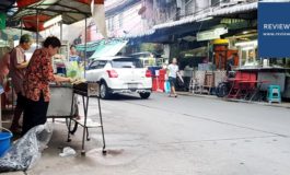 หมูสะเต๊ะ สวนพลู Street food รถเข็นหมูสะเต๊ะไม้ละ 4 บาทที่ซอยสวนพลู 8