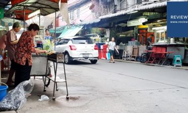 หมูสะเต๊ะ สวนพลู Street food รถเข็นหมูสะเต๊ะไม้ละ 4 บาทที่ซอยสวนพลู 8