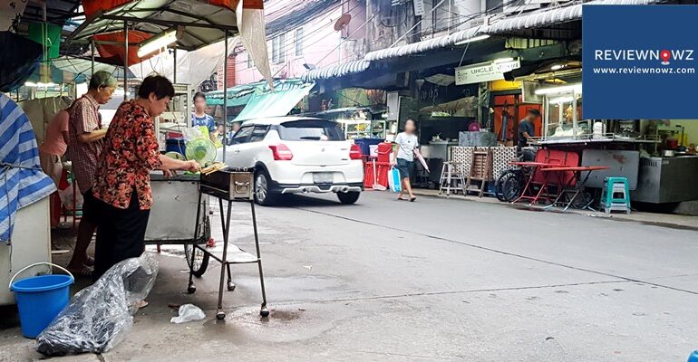 หมูสะเต๊ะ สวนพลู Street food รถเข็นหมูสะเต๊ะไม้ละ 4 บาทที่ซอยสวนพลู 8