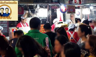 ขนมปังปิ้งไส้ล้นเจ้าดังอายุกว่า 40 ปีบนถนนเยาวราชที่ ขนมปังเจ้าอร่อยเด็ดเยาวราช