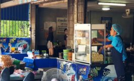 ฉีกทุกกฎกับก๋วยเตี๋ยวหมูสูตรน้ำซุปปลาหมึกเจ้าดังสุดๆของบ้านสวนมาตลอด 40 ปีที่ร้าน ก๋วยเตี๋ยวซอย 12 จังหวัดชลบุรี