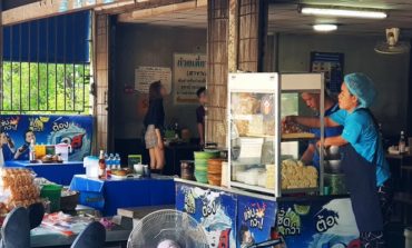 ฉีกทุกกฎกับก๋วยเตี๋ยวหมูสูตรน้ำซุปปลาหมึกเจ้าดังสุดๆของบ้านสวนมาตลอด 40 ปีที่ร้าน ก๋วยเตี๋ยวซอย 12 จังหวัดชลบุรี