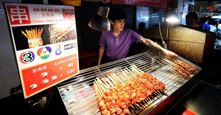 กินสตีทฟู้ดเยาวราชกับเมนูแกะย่างใหม่ๆร้อนๆหอมเครื่องสไตล์จีนรสเข้มข้นที่ร้าน ช่วนช่วนแกะย่าง