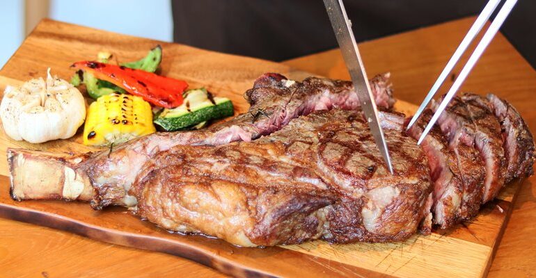 โปร.เนื้อออสเตรเลียลด 50% หอยนางรมฝรั่งเศสและเบียร์สด Hoegaarden 1 แถม1 ที่ The Elephant Butcher & Eatery