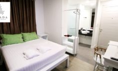 ขาวทั้งโรงแรมกับห้องพักแบบ Deluxe Room ที่ Chada @ Nakhon Hotel นครศรีธรรมราช