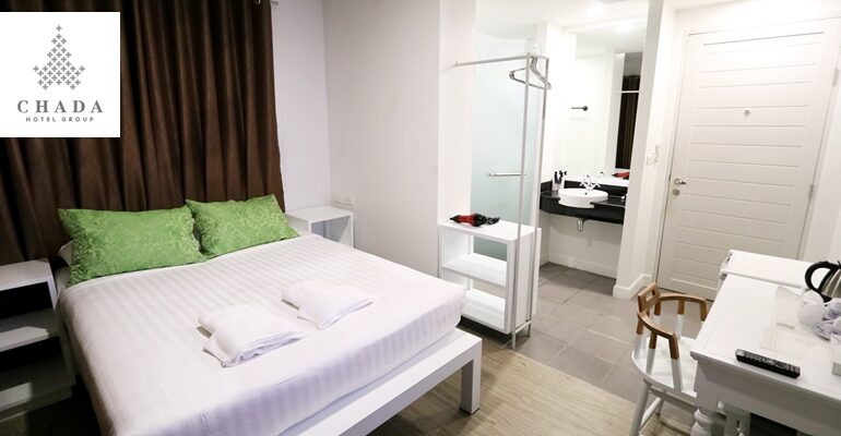 ขาวทั้งโรงแรมกับห้องพักแบบ Deluxe Room ที่ Chada @ Nakhon Hotel นครศรีธรรมราช