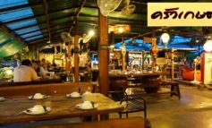 ชิมอาหารเจ้าดังของจังหวัดเพชรบูรณ์ในบรรยากาศเรโทรริมคูเมืองที่ร้าน ครัวเกษตร