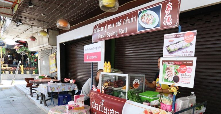 กว่า 20 ปีกับปอเปี๊ยะสดชิ้นเต็มคำ เครื่องแน่น น้ำราดรสเข้มข้นลงตัวที่ นก ปอเปี๊ยะสดปูทะเล @ เชียงใหม่