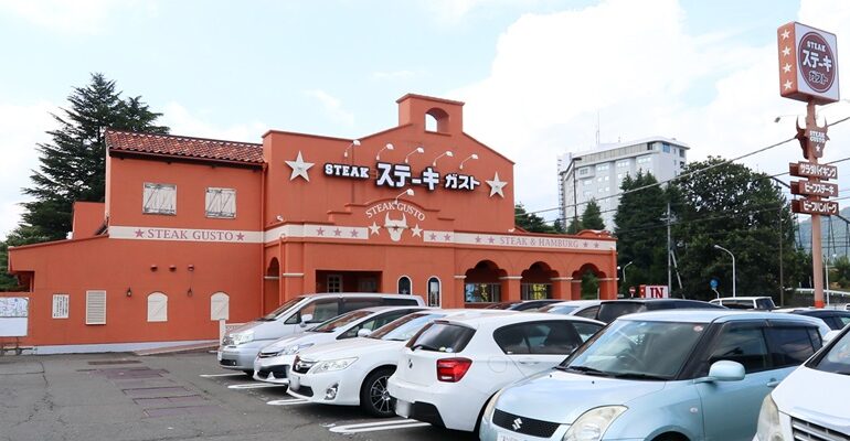 ทานสเต็กและแฮมเบิร์กพร้อมบุฟเฟ่ต์สลัดบาร์ที่ Steak Gusto @ Fujiyoshida, Japan