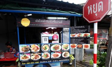 กินผัดไทยสตรีทฟู้ดชมรถไฟที่ ผัดไทตำรับนิวซีแลนด์ @ เทอดไท 33
