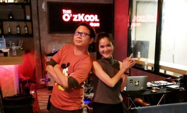 แฮงค์เอาท์ใจกลางเอกมัย กิน ดื่ม สนุกสนานกับเสียงเพลงยุค 90 ที่ The O'Zkool Bar เอกมัย