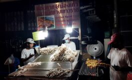 ปลาหมึกย่างคิวยาว น้ำจิ้มรสจัดไม่ปราณีตใครที่ น้องกาย & น้องเก้า ปลาหมึกย่างเยาวราช