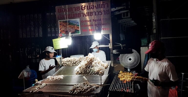 ปลาหมึกย่างคิวยาว น้ำจิ้มรสจัดไม่ปราณีตใครที่ น้องกาย & น้องเก้า ปลาหมึกย่างเยาวราช