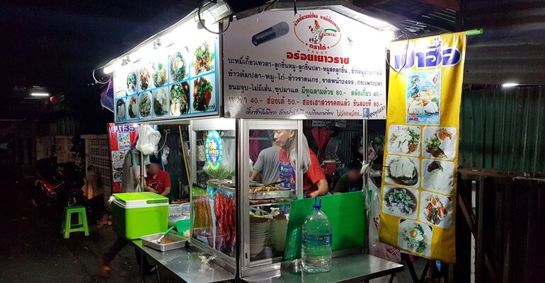 อร่อยเมนูเหลาในราคายองเหลาๆ เพียงหลักสิบที่ ก๋วยเตี๋ยวรถน้ำไหล บะหมี่เกี๊ยวเทวดา ตราไก่ @ ลาดพร้าว 80