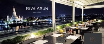 หนึ่งในสถานที่ชมวัดอรุณมุมสูงที่ดีที่สุดที่ Above Riva Rooftop Bar & Restaurant @ Riva Arun Bangkok