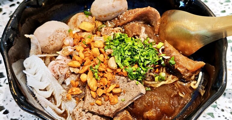 ทองสมิทธ์ สาขาพาร์คสีลม พิสูจน์ก๋วยเตี๋ยวเรือพรีเมียมย่าน CBD สีลม